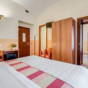 https://domus-carmelitana.it-romehotels.com